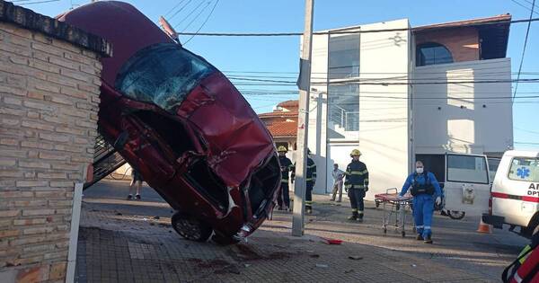 La Nación / Aparatoso accidente: vehículo quedó incrustado por una vivienda en Asunción