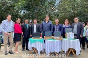 En el noveno aniversario del distrito de Karapai diputado Juancho Acosta entrega diez computadoras portátiles a escuelas
