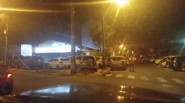 Veredas y paseos centrales convertidos en estacionamientos - Nacionales - ABC Color
