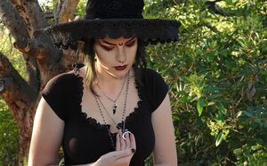 Noche de Brujas: qué se celebra y qué tiene que ver con la wicca - ABC Revista - ABC Color