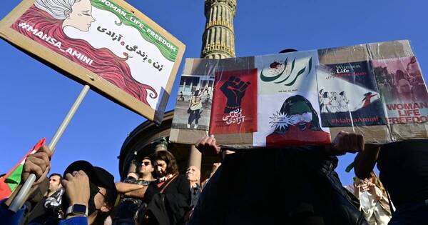 La Nación / Manifestación por las mujeres de Irán