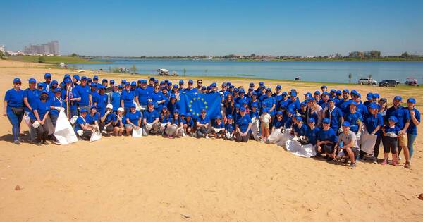 La Nación / Recogieron 900 kg de basura de bahía