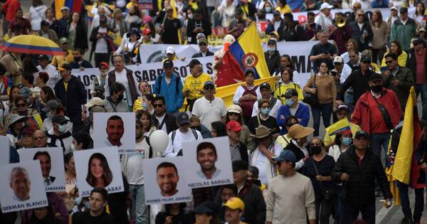 La Nación / Miles de colombianos protestan contra proyecto de reforma tributaria