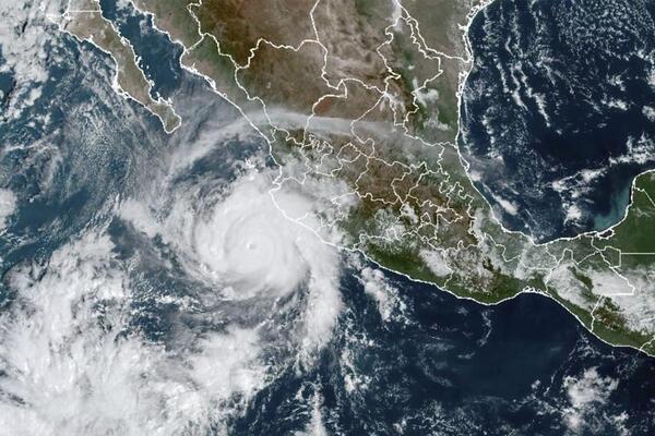 La costa oeste de México se prepara para la llegada del huracán Roslyn - .::Agencia IP::.