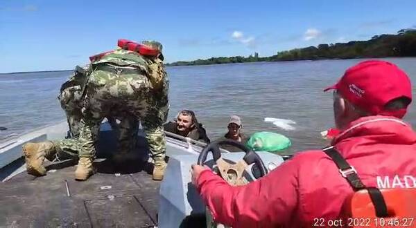 Crónica / [VIDEO] Así rescataron a unos pescadores de morir ahogados