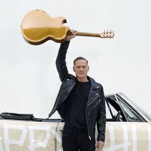Bryan Adams estrenó el videoclip de “Kick Ass” con John Cleese de Monty Python