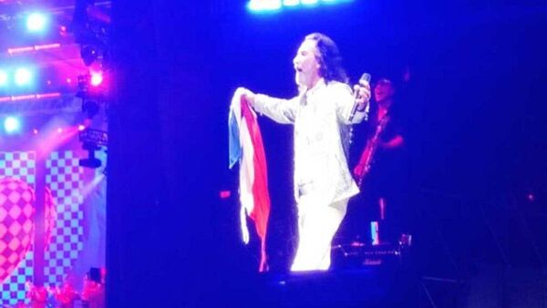 El Buki dijo que aún hay hombres fieles y caballerosos en su concierto