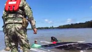 Susto en el río Paraná tras vuelco de una embarcación en Ayolas