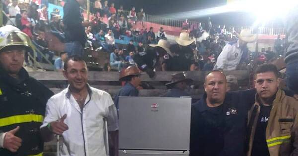 La Nación / Payaso Muletita obsequió a bomberos la heladera que ganó en sorteo