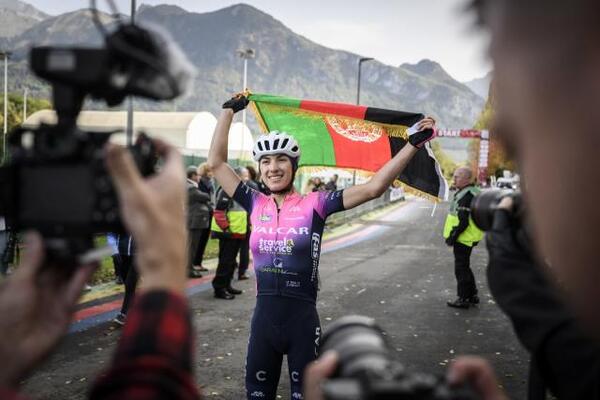 Diario HOY | Ciclistas afganas exiliadas desafían al gobierno talibán de su país por vetar el deporte a las mujeres