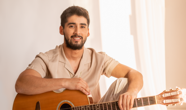 Diario HOY | Joven cantautor Juampa Alfonso revive un entrañable "Torbellino" musical