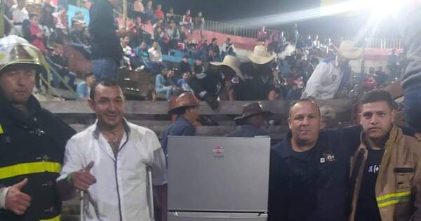 La Nación / Noble gesto de payaso que regaló heladera a bomberos