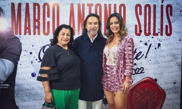 Larissa Riquelme y su mami, ña Limpia, posando con el ídolazo Marco Antonio Solis