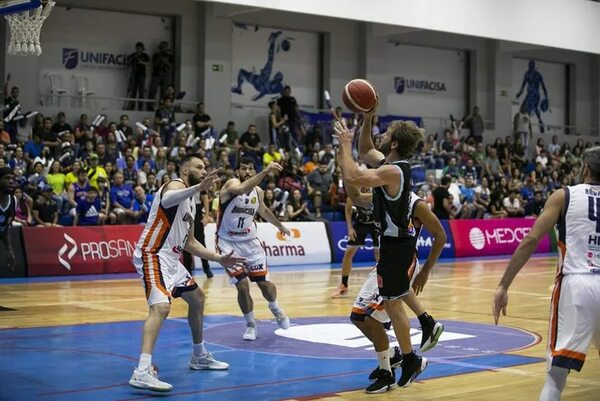 Baloncesto: Unifacisa gana y asesta duro golpe a San José - Polideportivo - ABC Color