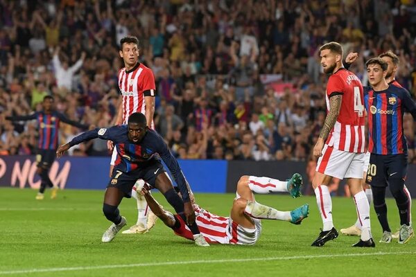 Barcelona golea y gol olímpico de Griezmann en la Liga española - Fútbol Internacional - ABC Color