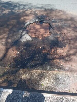 Caño roto ocasionó un enorme bache - Crónicas Ciudadanas - ABC Color