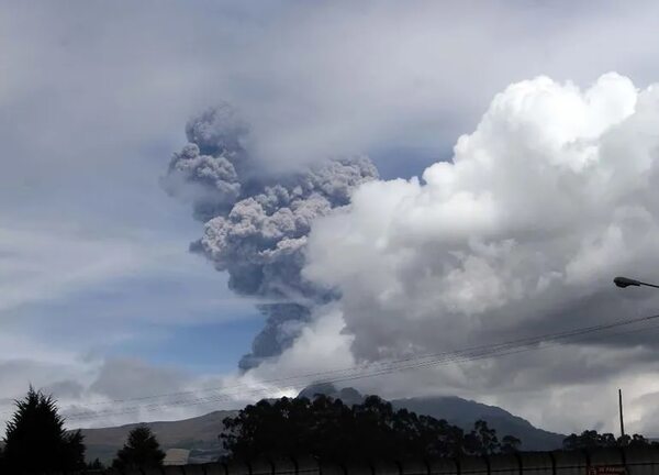 Alerta en Ecuador por actividad del volcán Cotopaxi, considerado uno de los más peligrosos del mundo - Mundo - ABC Color