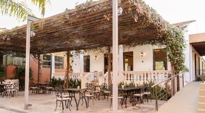 Jóvenes emprendedores abren el Restaurant Terracota en Areguá