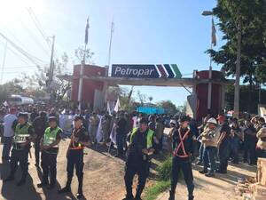 Crónica / Petropar: Sindicalistas cierran planta central por su "puchero"
