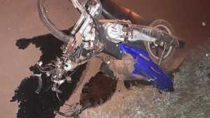 Motociclista en grave estado luego de colisionar con un vehículo sobre la Ruta PY05 - Radio Imperio