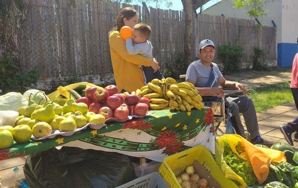 Papá de Aarón se ve obligado a vender frutas y verduras tras quedar parapléjico – Prensa 5