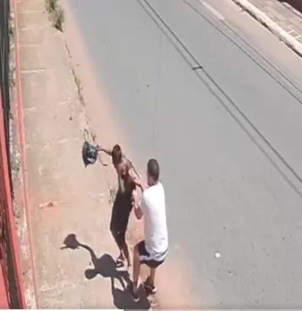 Héroe anónimo se lanza contra motoasaltante y recupera lo robado - Nacionales - ABC Color