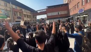 Estudiantes iraníes ignoran estrictos códigos de segregación por sexos y comen juntos - Mundo - ABC Color