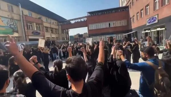 Estudiantes iraníes ignoran estrictos códigos de segregación por sexos y comen juntos - Mundo - ABC Color
