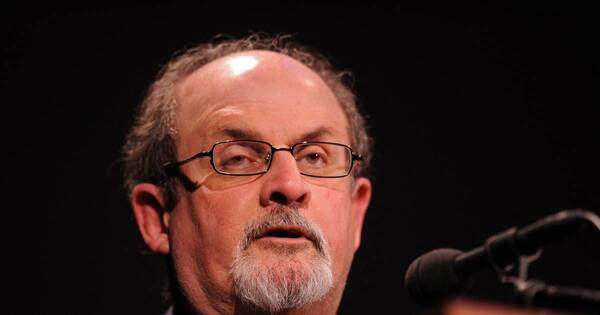 La Nación / Ataque dejó a Salman Rushdie sin un ojo y una mano incapacitada
