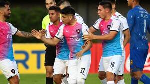 Crónica / [VIDEO] El llamativo "festejo" de Claudio Aquino tras su gol a los 90' contra Guaraní