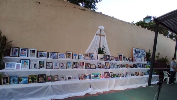 Recordarán a difuntos con altar lleno de fotos
