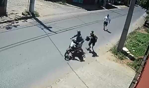 (VIDEO) Un héroe: testigo de asalto corrigió a motochorros a golpes