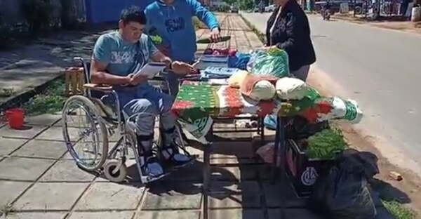 Tras quedar en silla de ruedas, vende frutas y verduras para salir adelante - Noticiero Paraguay