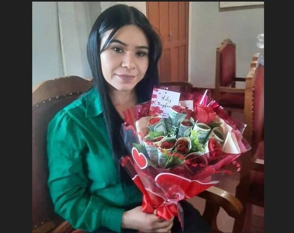 Crónica / Galán regaló a concejal un ramo de rosas envueltas en ¡100 mil guaraníes!