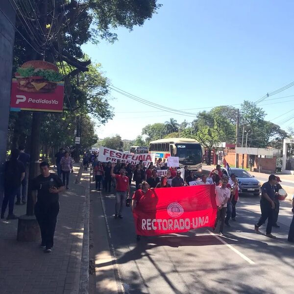 Funcionarios de la UNA marcharon por nivelación salarial prometida en 2017 - Nacionales - ABC Color