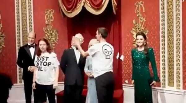 Activistas tiraron torta a escultura del Rey Carlos III
