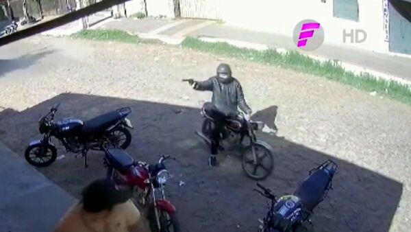 Motociclista balea bodega en Lambaré