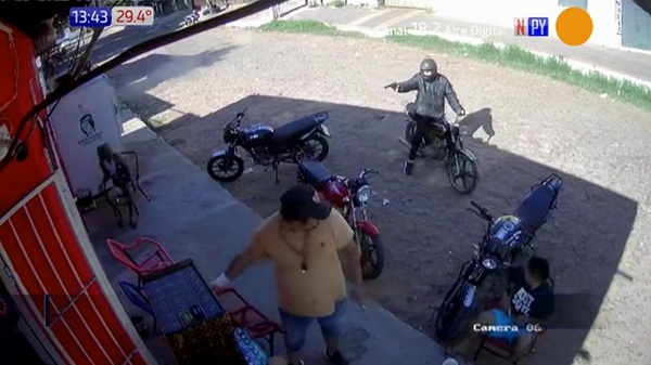 ¡Insólito! De la nada motociclista balea una bodega en Lambaré - Paraguaype.com