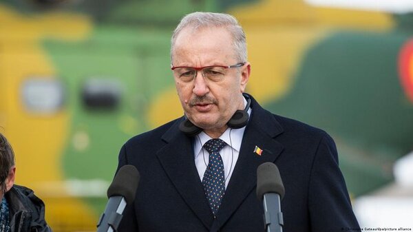 Renunció ministro de Defensa rumano tras pedir una negociación OTAN-Rusia