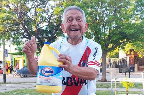 Hincha de River restriega el “ayudín” a los xeneizes - La Prensa Futbolera