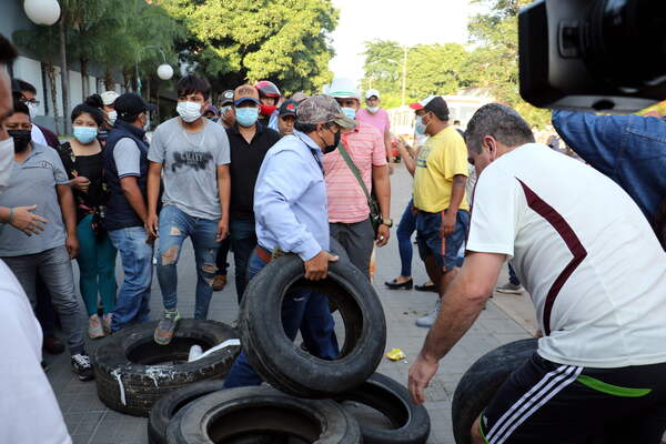 Camiones varados y filas en estaciones de combustible por el paro en Bolivia - MarketData