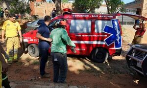 (VIDEO) ¡Tres albañiles resultaron lesionados tras caer de la casa que estaban techando!