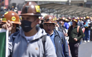 Mineros bloquean las calles de La Paz exigiendo que atiendan sus siete demandas - MarketData