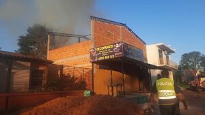 Voraz incendio consume un depósito en Ñemby