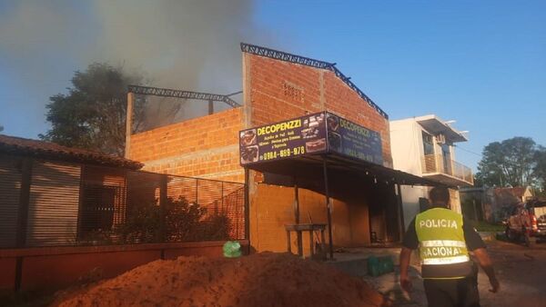 Voraz incendio consume un depósito en Ñemby