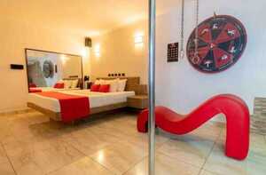 ¡Aijue! Metió a su hijo de tres años en un motel para el “ku otro” con tres arrieros