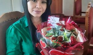 Admirador “secreto” envió ramo de flores envueltos con billetes de cien mil a concejala