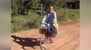 Crónica / Cautivó a todos: la abuelita que vende empanadas a bordo de su bicicleta