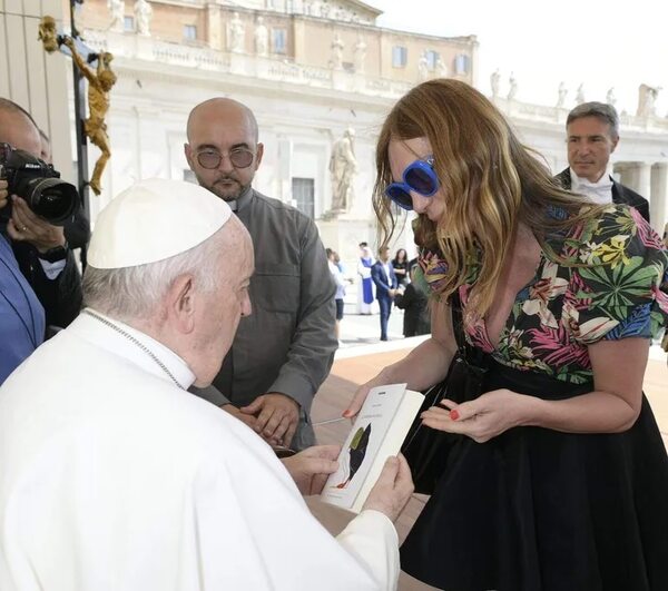 La bendición del papa a transexuales latinoamericanas en Roma: “A los ojos de Dios somos todos iguales” - Mundo - ABC Color