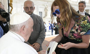 Prostitutas trans de Roma reciben bendición del papa Francisco